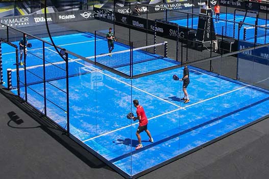 Full Panoramic padel tereni bez stubova iza stakla – profesionalni meč na plavoj podlozi